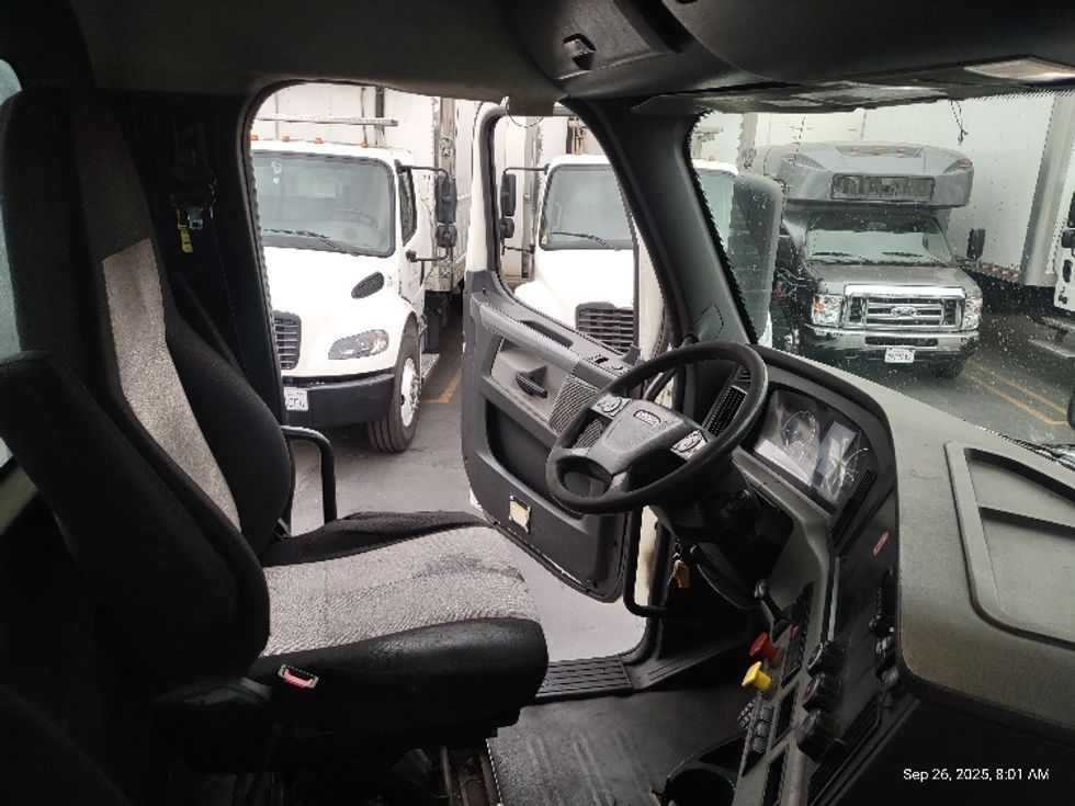 Day Cab Tractor-Heavy Duty Tractors-Freightliner-2018-T12664ST-Torrance-CA-443,874\n\t\tmiles-$ 40,750 - Image 14