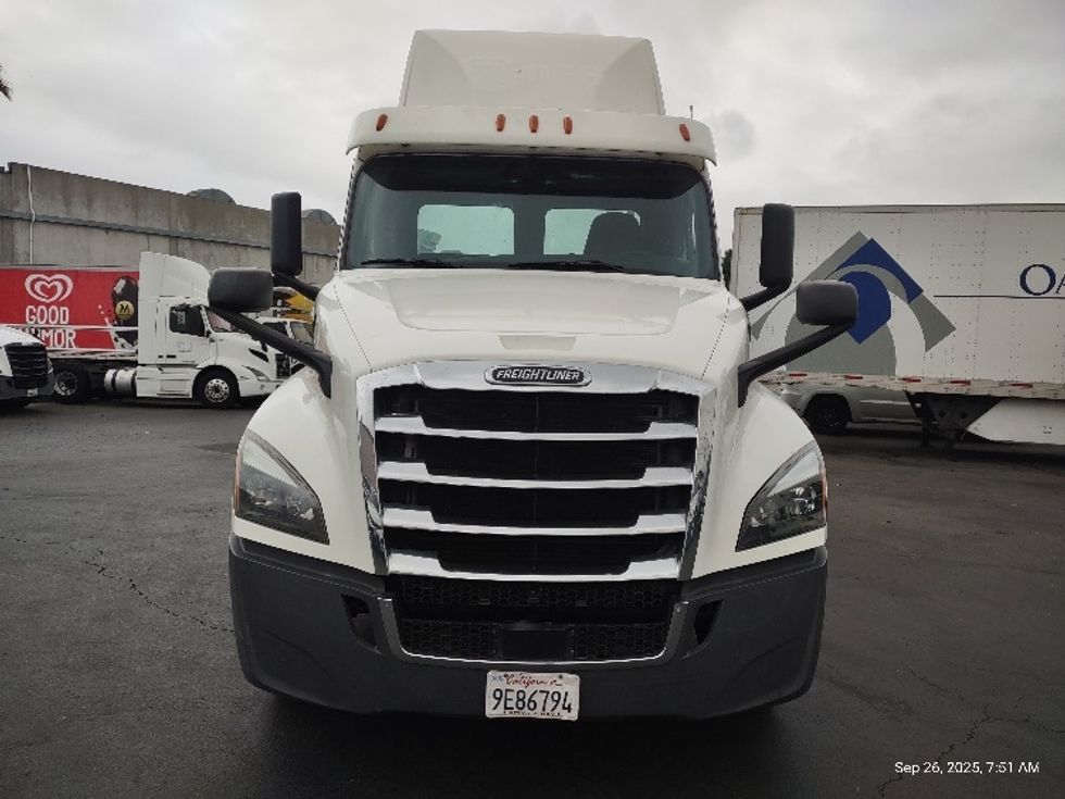 Day Cab Tractor-Heavy Duty Tractors-Freightliner-2018-T12664ST-Torrance-CA-443,874\n\t\tmiles-$ 40,750 - Image 2