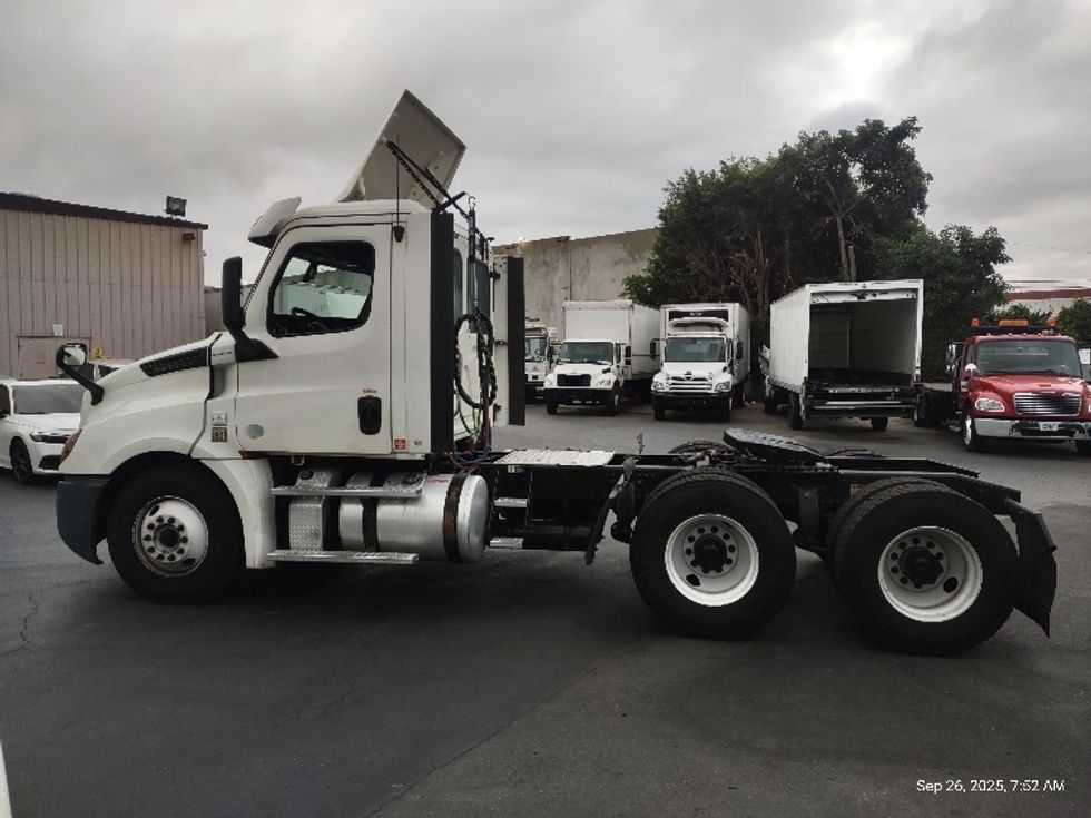 Day Cab Tractor-Heavy Duty Tractors-Freightliner-2018-T12664ST-Torrance-CA-443,874\n\t\tmiles-$ 40,750 - Image 4