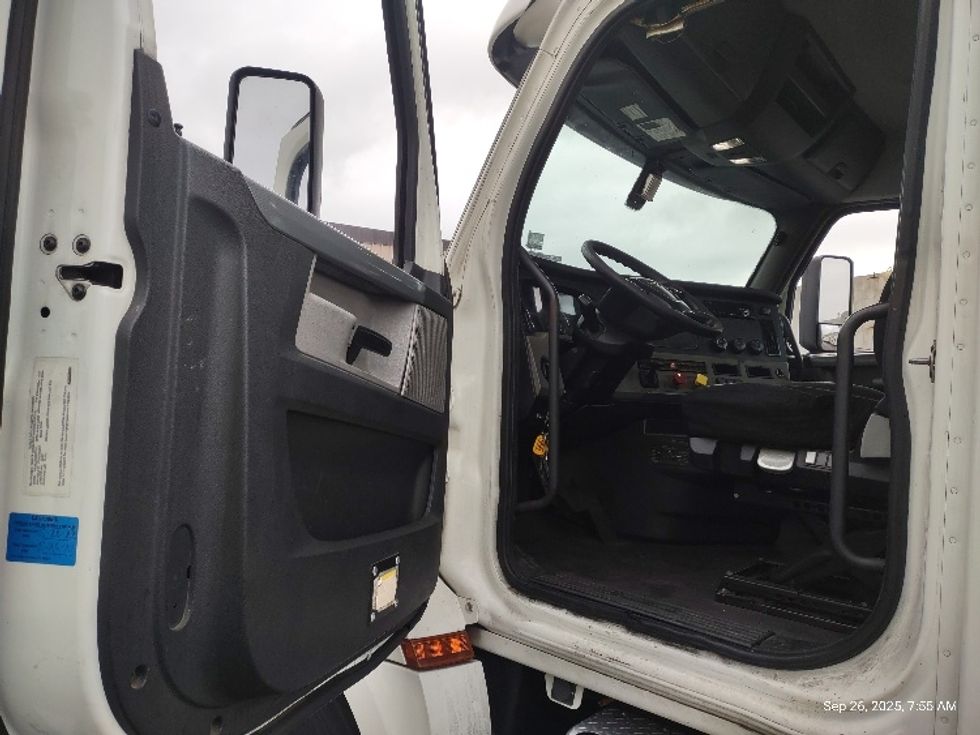 Day Cab Tractor-Heavy Duty Tractors-Freightliner-2018-T12664ST-Torrance-CA-443,874\n\t\tmiles-$ 40,750 - Image 9