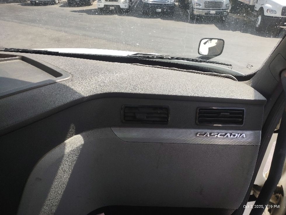 Day Cab Tractor-Heavy Duty Tractors-Freightliner-2018-T12664ST-Torrance-CA-443,896\n\t\tmiles-$ 40,750 - Image 13