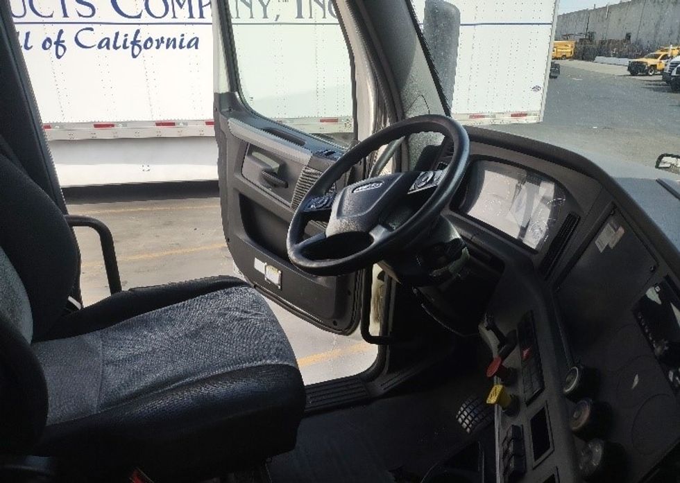 Day Cab Tractor-Heavy Duty Tractors-Freightliner-2018-T12664ST-Torrance-CA-443,896\n\t\tmiles-$ 40,750 - Image 14