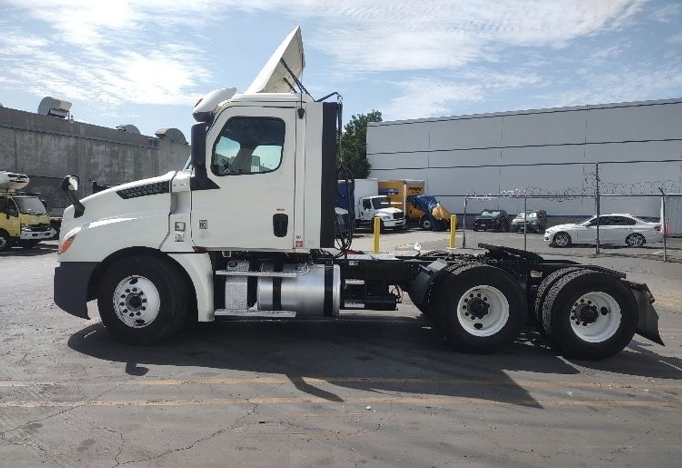 Day Cab Tractor-Heavy Duty Tractors-Freightliner-2018-T12664ST-Torrance-CA-443,896\n\t\tmiles-$ 40,750 - Image 4