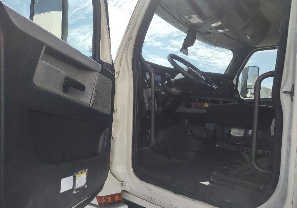 Day Cab Tractor-Heavy Duty Tractors-Freightliner-2018-T12664ST-Torrance-CA-443,896\n\t\tmiles-$ 40,750 - Image 9