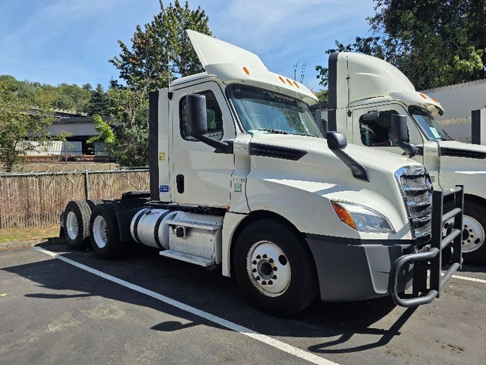 Day Cab Tractor-Heavy Duty Tractors-Freightliner-2018-T12664ST-Tukwila-WA-309,281\n\t\tmiles-$ 46,500 - Image 1