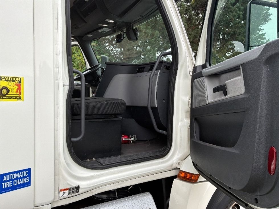 Day Cab Tractor-Heavy Duty Tractors-Freightliner-2018-T12664ST-Tukwila-WA-309,281\n\t\tmiles-$ 46,500 - Image 12