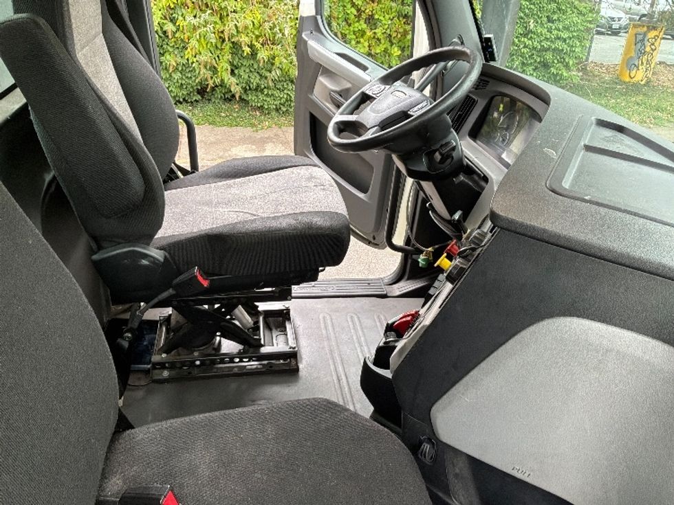 Day Cab Tractor-Heavy Duty Tractors-Freightliner-2018-T12664ST-Tukwila-WA-309,281\n\t\tmiles-$ 46,500 - Image 14
