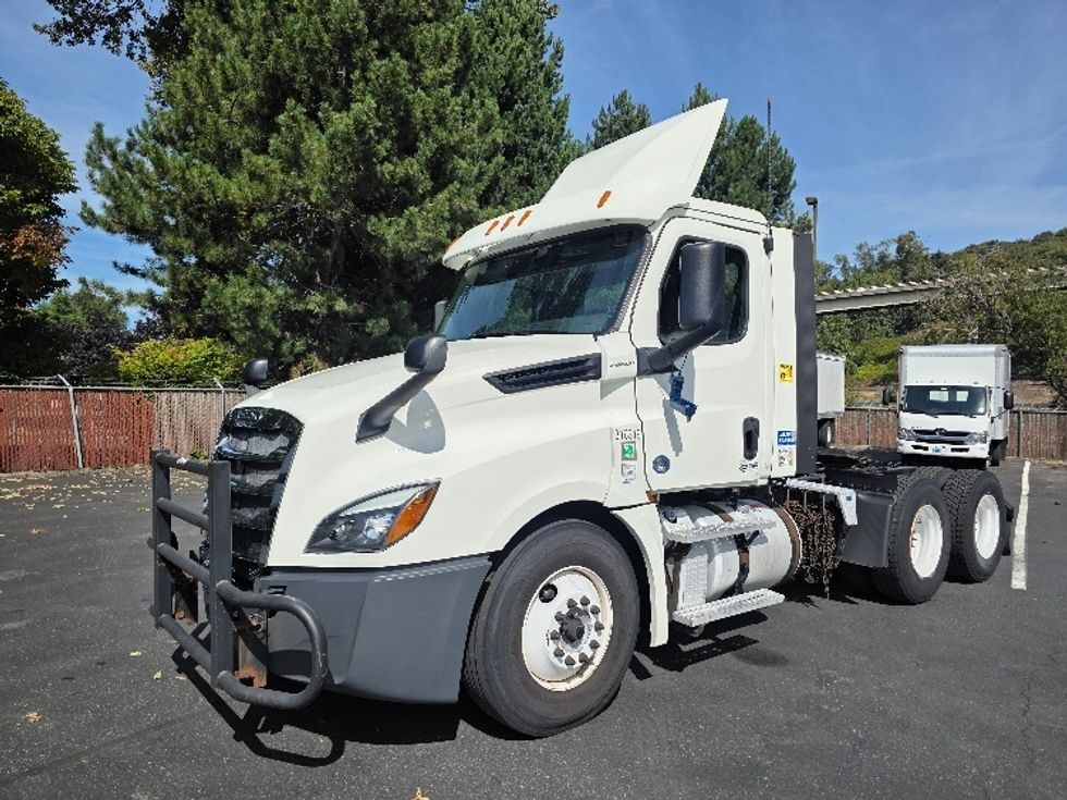 Day Cab Tractor-Heavy Duty Tractors-Freightliner-2018-T12664ST-Tukwila-WA-309,281\n\t\tmiles-$ 46,500 - Image 3
