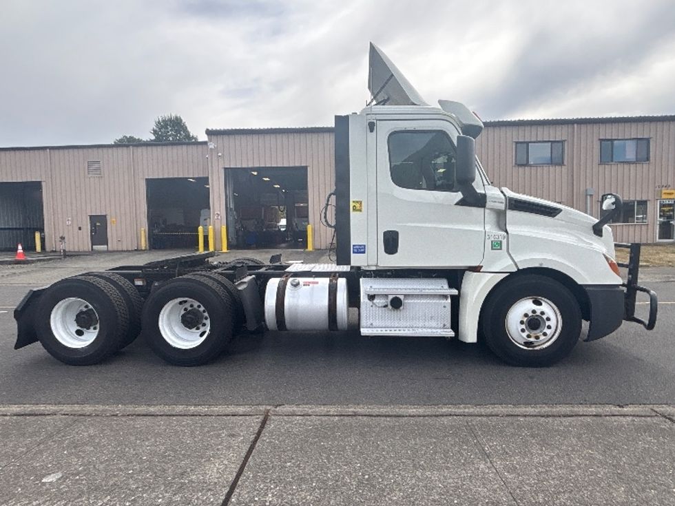 Day Cab Tractor-Heavy Duty Tractors-Freightliner-2018-T12664ST-Tukwila-WA-309,281\n\t\tmiles-$ 46,500 - Image 8