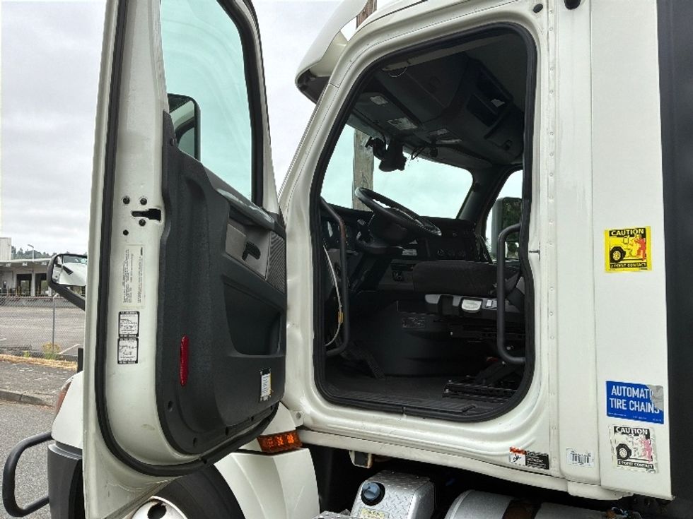 Day Cab Tractor-Heavy Duty Tractors-Freightliner-2018-T12664ST-Tukwila-WA-309,281\n\t\tmiles-$ 46,500 - Image 9