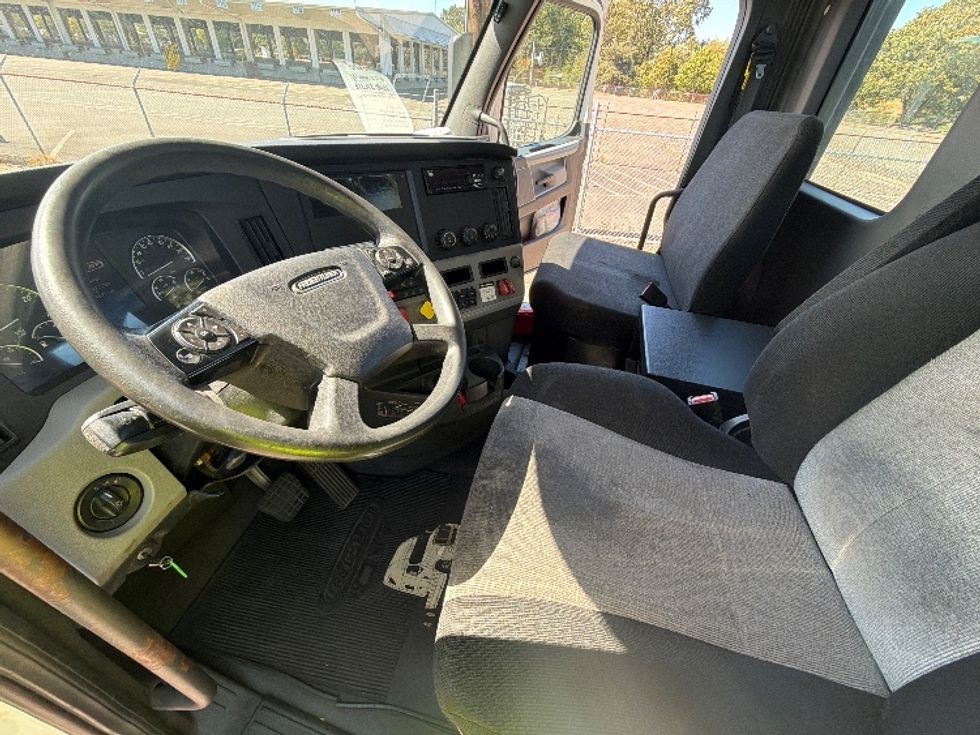 Day Cab Tractor-Heavy Duty Tractors-Freightliner-2018-T12664ST-Tukwila-WA-445,712\n\t\tmiles-$ 40,250 - Image 10
