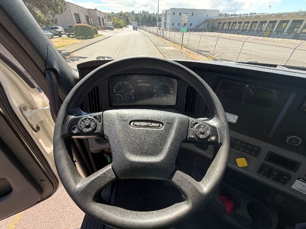 Day Cab Tractor-Heavy Duty Tractors-Freightliner-2018-T12664ST-Tukwila-WA-445,712\n\t\tmiles-$ 40,250 - Image 11