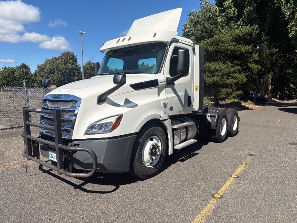 Day Cab Tractor-Heavy Duty Tractors-Freightliner-2018-T12664ST-Tukwila-WA-445,712\n\t\tmiles-$ 40,250 - Image 3