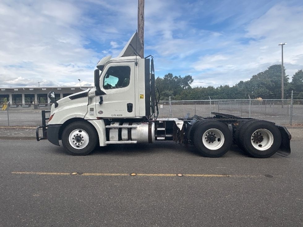 Day Cab Tractor-Heavy Duty Tractors-Freightliner-2018-T12664ST-Tukwila-WA-445,712\n\t\tmiles-$ 40,250 - Image 4