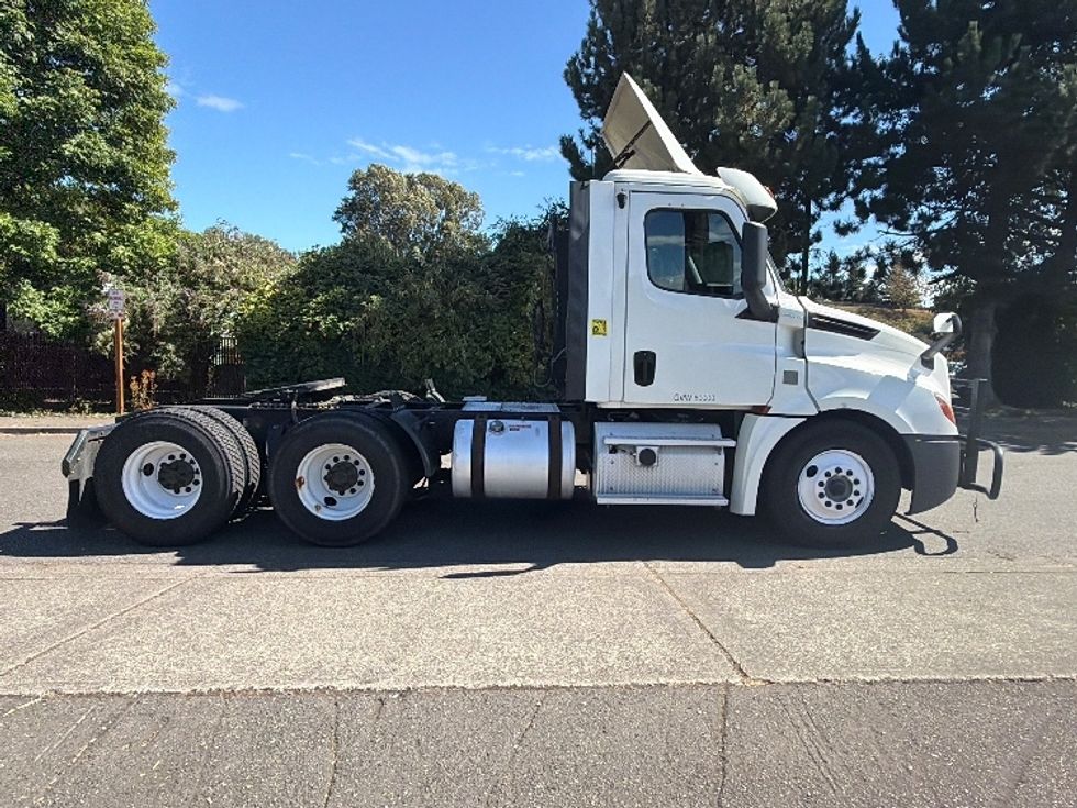 Day Cab Tractor-Heavy Duty Tractors-Freightliner-2018-T12664ST-Tukwila-WA-445,712\n\t\tmiles-$ 40,250 - Image 8