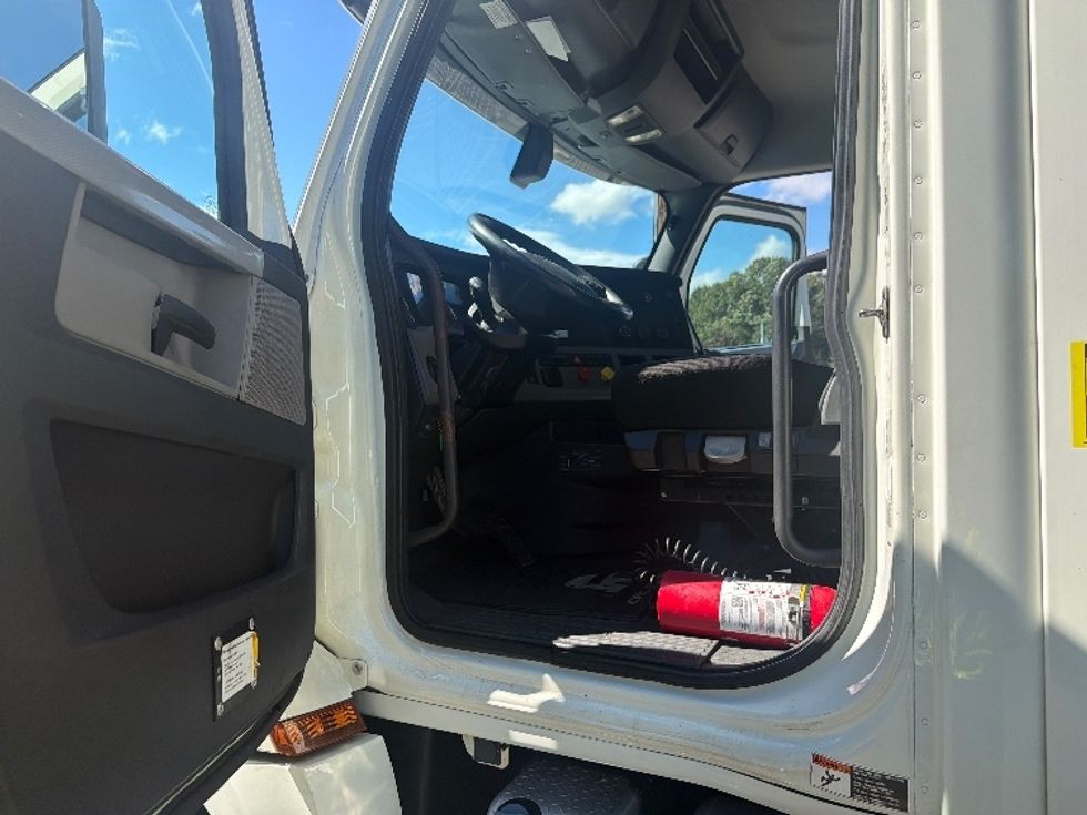 Day Cab Tractor-Heavy Duty Tractors-Freightliner-2018-T12664ST-Tukwila-WA-445,712\n\t\tmiles-$ 40,250 - Image 9