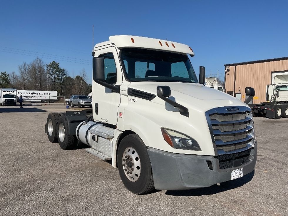 Day Cab Tractor-Heavy Duty Tractors-Freightliner-2018-T12664ST-Tuscaloosa-AL-436,454\n\t\tmiles-$ 45,500 - Image 1