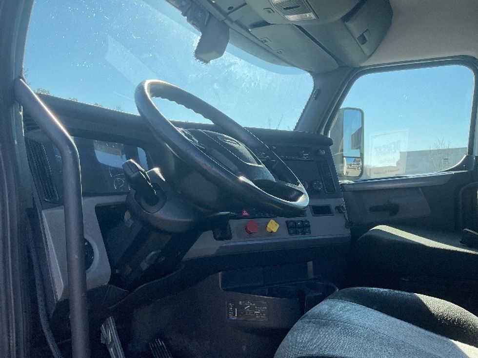 Day Cab Tractor-Heavy Duty Tractors-Freightliner-2018-T12664ST-Tuscaloosa-AL-436,454\n\t\tmiles-$ 45,500 - Image 10