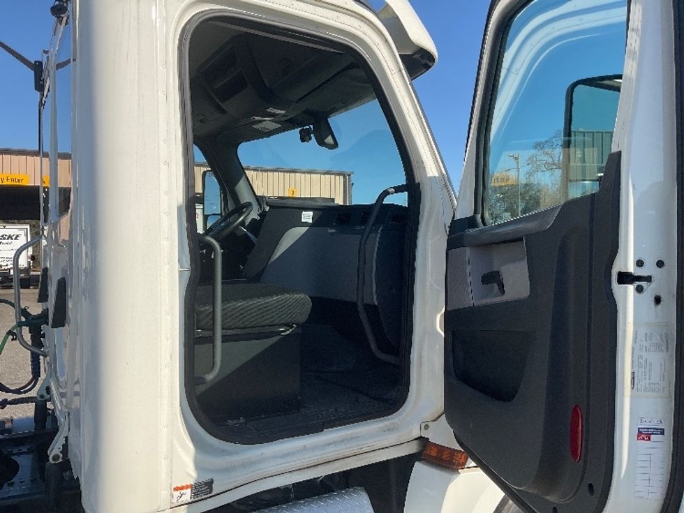 Day Cab Tractor-Heavy Duty Tractors-Freightliner-2018-T12664ST-Tuscaloosa-AL-436,454\n\t\tmiles-$ 45,500 - Image 12