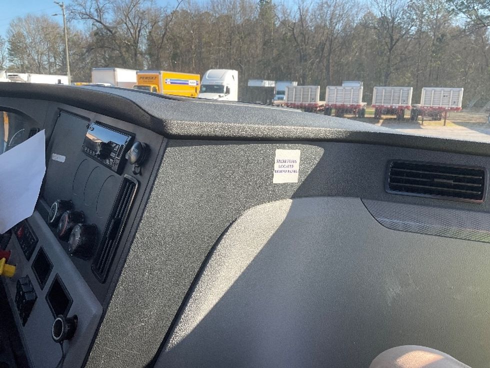 Day Cab Tractor-Heavy Duty Tractors-Freightliner-2018-T12664ST-Tuscaloosa-AL-436,454\n\t\tmiles-$ 45,500 - Image 13