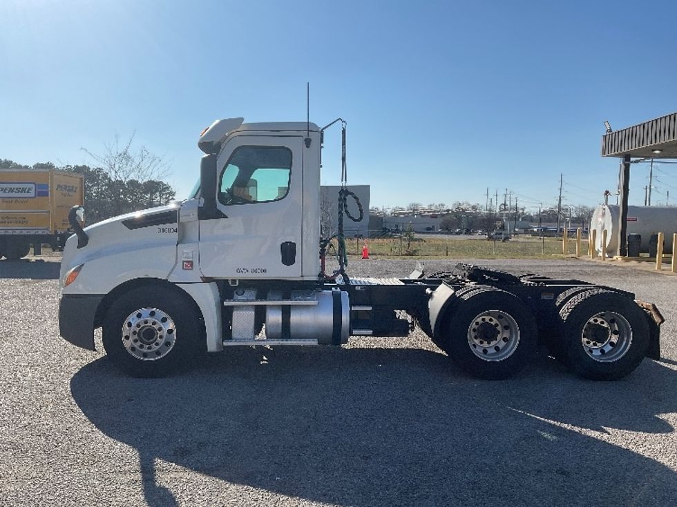 Day Cab Tractor-Heavy Duty Tractors-Freightliner-2018-T12664ST-Tuscaloosa-AL-436,454\n\t\tmiles-$ 45,500 - Image 4