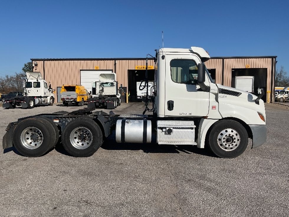 Day Cab Tractor-Heavy Duty Tractors-Freightliner-2018-T12664ST-Tuscaloosa-AL-436,454\n\t\tmiles-$ 45,500 - Image 8