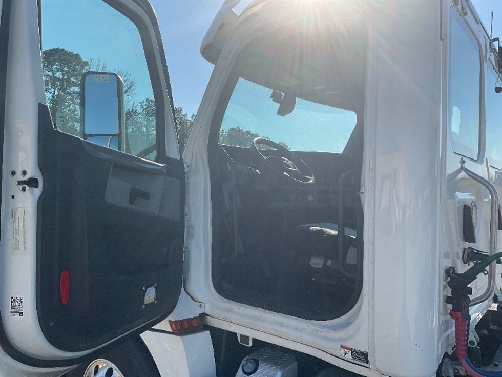 Day Cab Tractor-Heavy Duty Tractors-Freightliner-2018-T12664ST-Tuscaloosa-AL-436,454\n\t\tmiles-$ 45,500 - Image 9