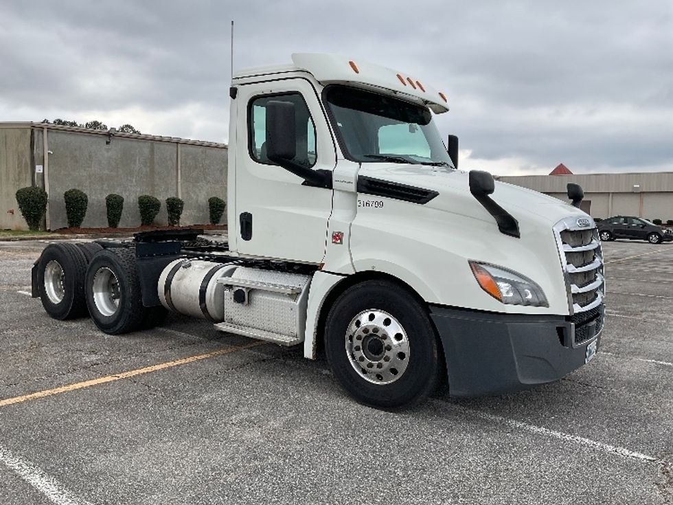 Day Cab Tractor-Heavy Duty Tractors-Freightliner-2018-T12664ST-Tuscaloosa-AL-502,932\n\t\tmiles-$ 44,500 - Image 1