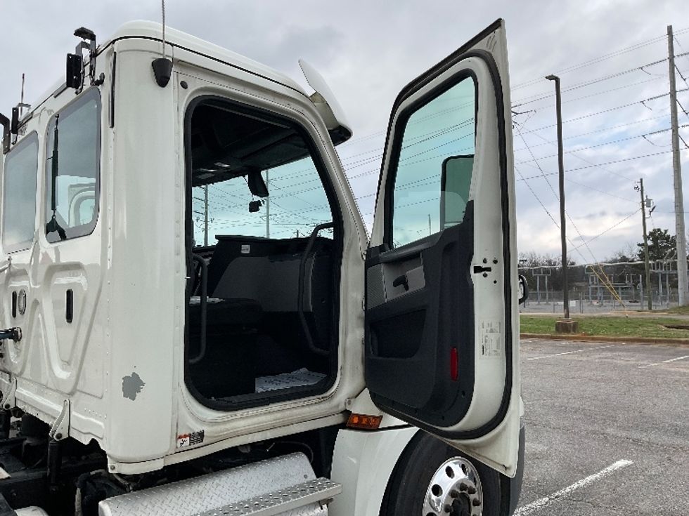 Day Cab Tractor-Heavy Duty Tractors-Freightliner-2018-T12664ST-Tuscaloosa-AL-502,932\n\t\tmiles-$ 44,500 - Image 12