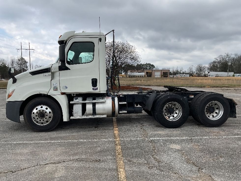 Day Cab Tractor-Heavy Duty Tractors-Freightliner-2018-T12664ST-Tuscaloosa-AL-502,932\n\t\tmiles-$ 44,500 - Image 4