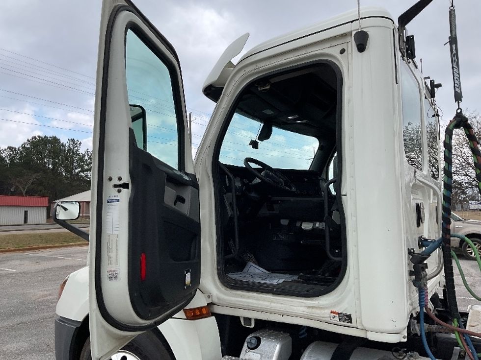 Day Cab Tractor-Heavy Duty Tractors-Freightliner-2018-T12664ST-Tuscaloosa-AL-502,932\n\t\tmiles-$ 44,500 - Image 9