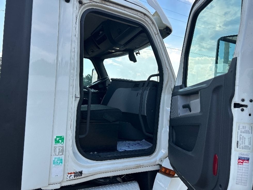 Day Cab Tractor-Heavy Duty Tractors-Freightliner-2018-T12664ST-Tuscaloosa-AL-521,875\n\t\tmiles-$ 36,000 - Image 11