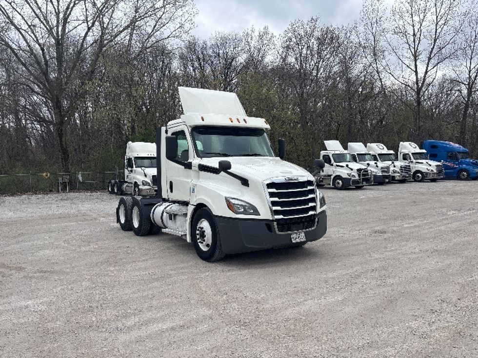 Day Cab Tractor-Heavy Duty Tractors-Freightliner-2018-T12664ST-Valparaiso-IN-661,064\n\t\tmiles-$ 26,000 - Image 1