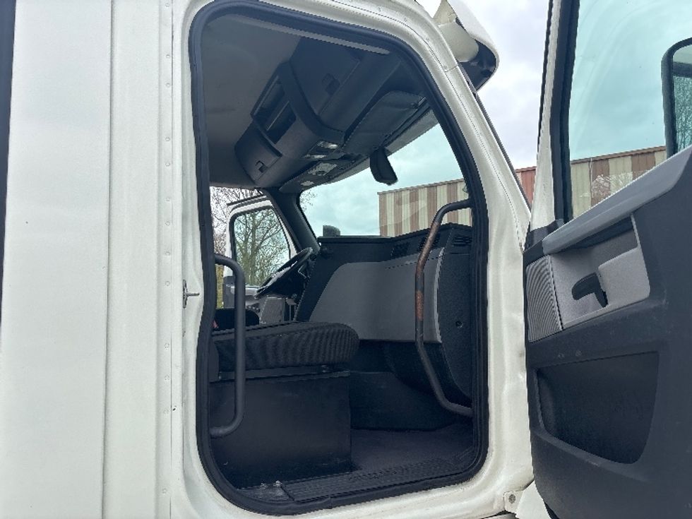 Day Cab Tractor-Heavy Duty Tractors-Freightliner-2018-T12664ST-Valparaiso-IN-661,064\n\t\tmiles-$ 26,000 - Image 12