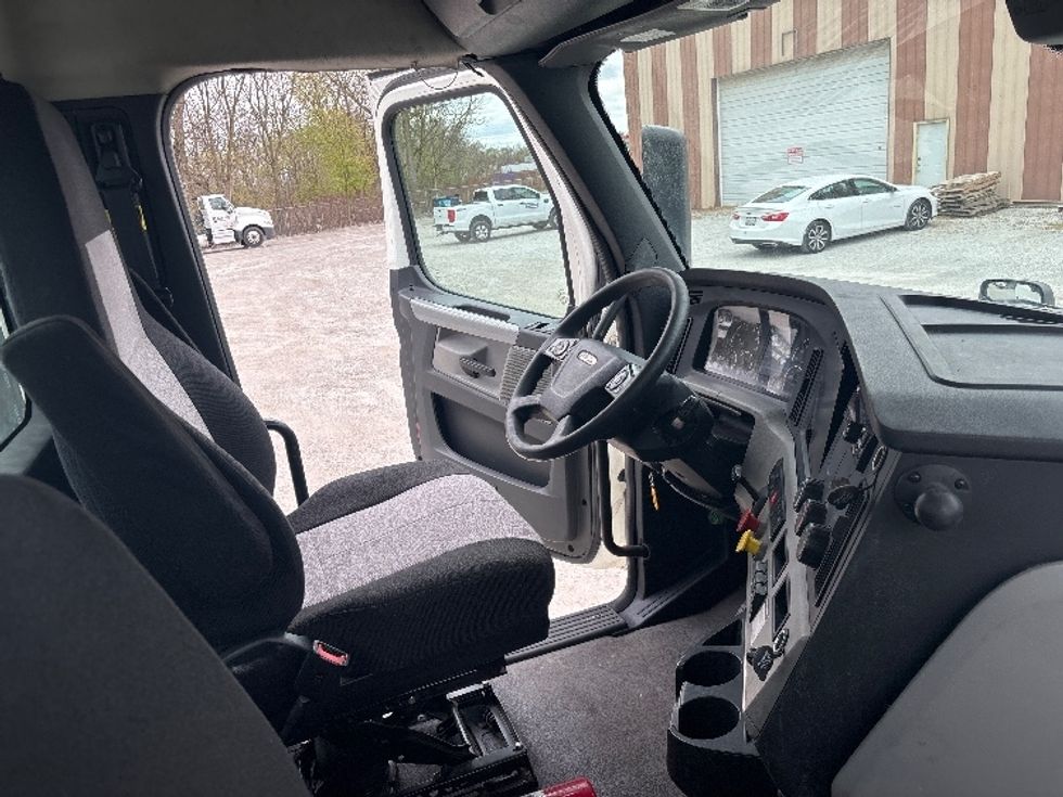 Day Cab Tractor-Heavy Duty Tractors-Freightliner-2018-T12664ST-Valparaiso-IN-661,064\n\t\tmiles-$ 26,000 - Image 14