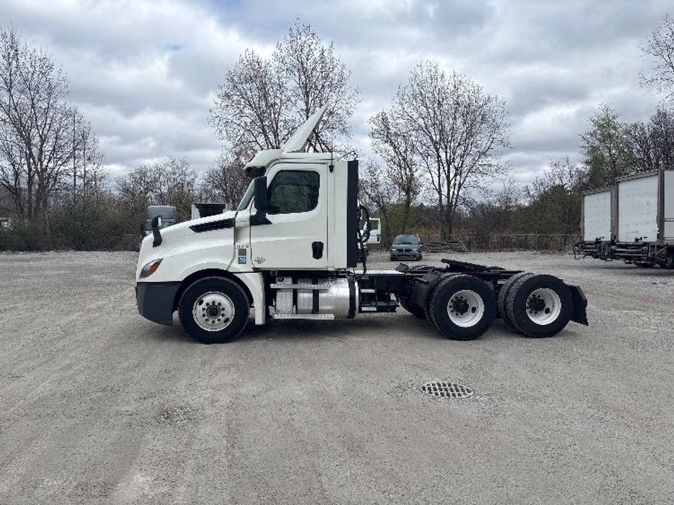 Day Cab Tractor-Heavy Duty Tractors-Freightliner-2018-T12664ST-Valparaiso-IN-661,064\n\t\tmiles-$ 26,000 - Image 4