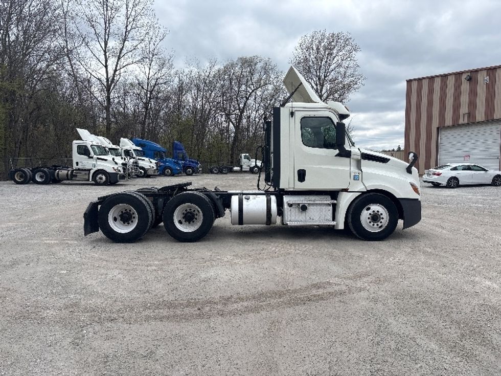 Day Cab Tractor-Heavy Duty Tractors-Freightliner-2018-T12664ST-Valparaiso-IN-661,064\n\t\tmiles-$ 26,000 - Image 8