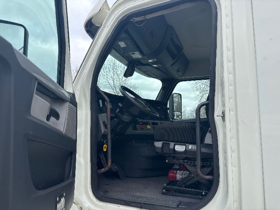 Day Cab Tractor-Heavy Duty Tractors-Freightliner-2018-T12664ST-Valparaiso-IN-661,064\n\t\tmiles-$ 26,000 - Image 9
