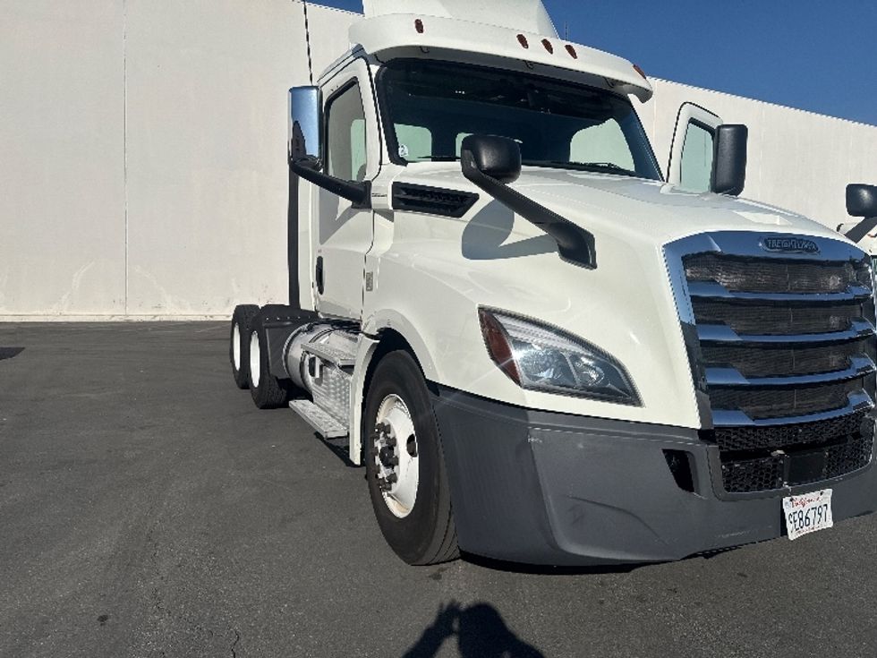 Day Cab Tractor-Heavy Duty Tractors-Freightliner-2018-T12664ST-Vernon-CA-286,445\n\t\tmiles-$ 49,250 - Image 1