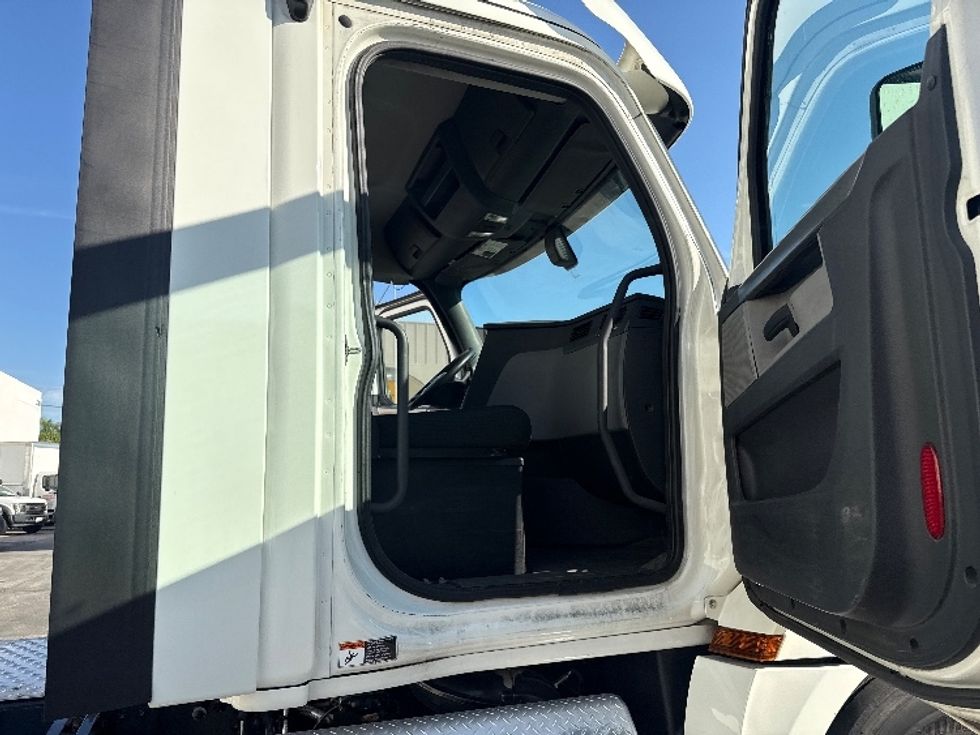 Day Cab Tractor-Heavy Duty Tractors-Freightliner-2018-T12664ST-Vernon-CA-286,445\n\t\tmiles-$ 49,250 - Image 12