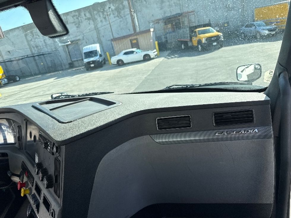 Day Cab Tractor-Heavy Duty Tractors-Freightliner-2018-T12664ST-Vernon-CA-286,445\n\t\tmiles-$ 49,250 - Image 13