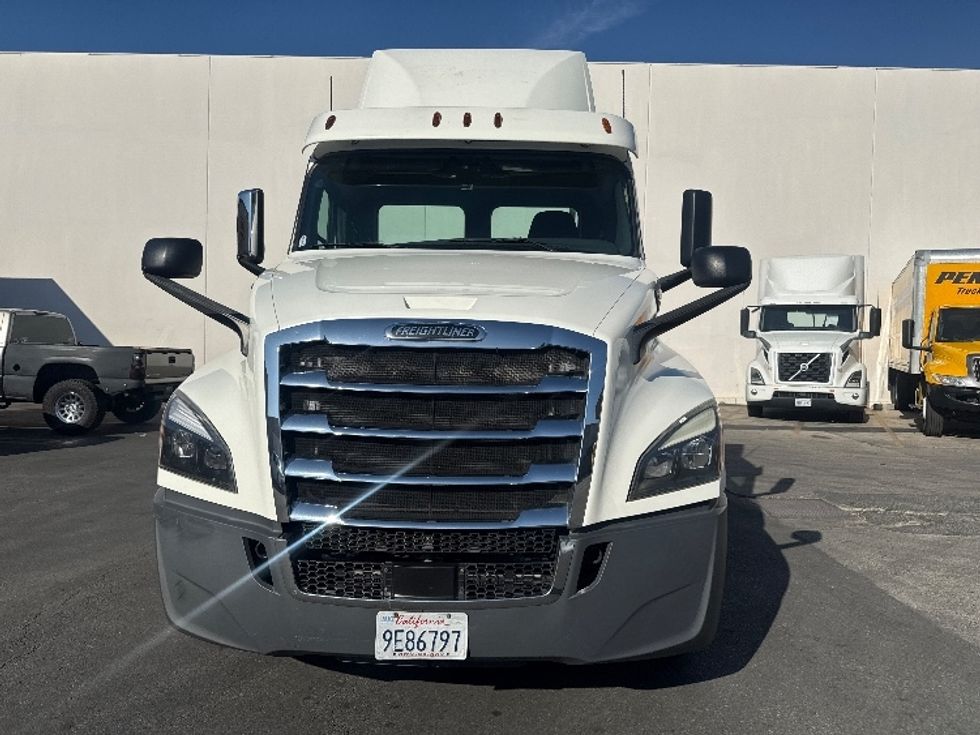 Day Cab Tractor-Heavy Duty Tractors-Freightliner-2018-T12664ST-Vernon-CA-286,445\n\t\tmiles-$ 49,250 - Image 2