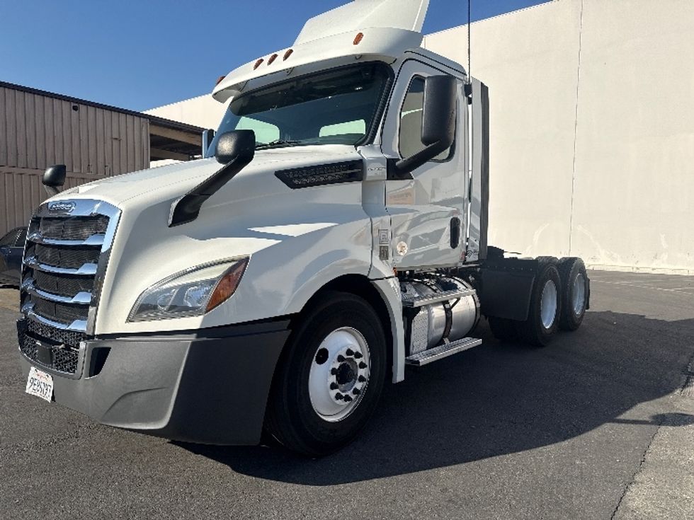 Day Cab Tractor-Heavy Duty Tractors-Freightliner-2018-T12664ST-Vernon-CA-286,445\n\t\tmiles-$ 49,250 - Image 3