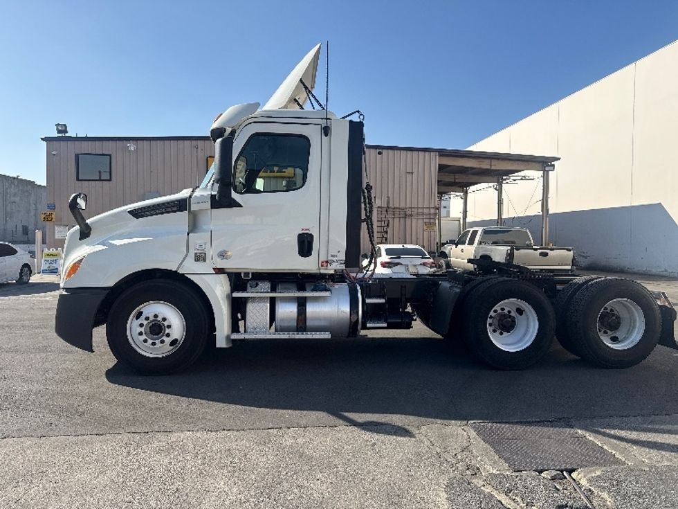Day Cab Tractor-Heavy Duty Tractors-Freightliner-2018-T12664ST-Vernon-CA-286,445\n\t\tmiles-$ 49,250 - Image 4