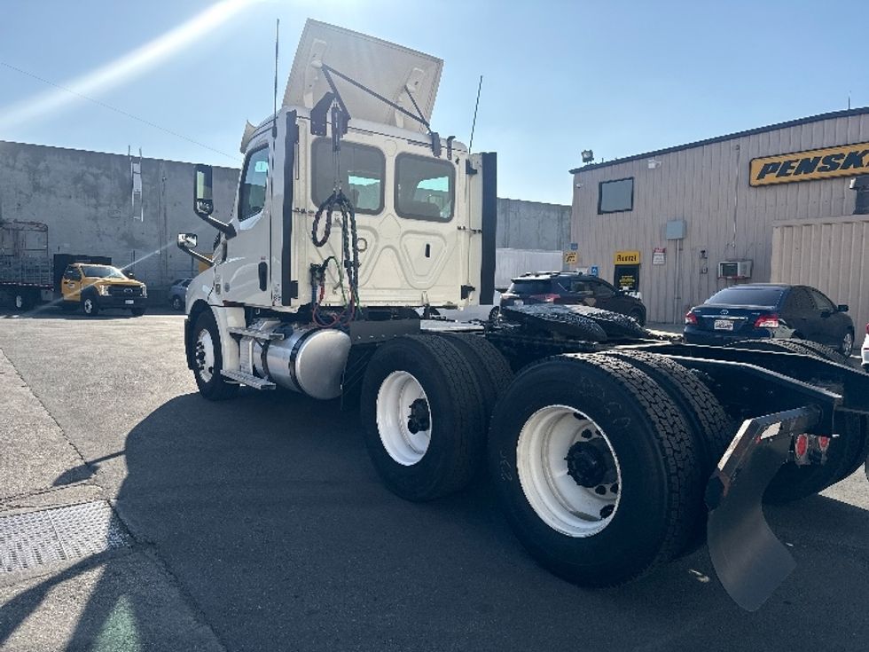 Day Cab Tractor-Heavy Duty Tractors-Freightliner-2018-T12664ST-Vernon-CA-286,445\n\t\tmiles-$ 49,250 - Image 5