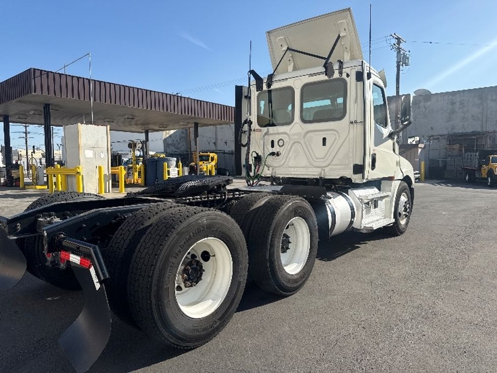 Day Cab Tractor-Heavy Duty Tractors-Freightliner-2018-T12664ST-Vernon-CA-286,445\n\t\tmiles-$ 49,250 - Image 7