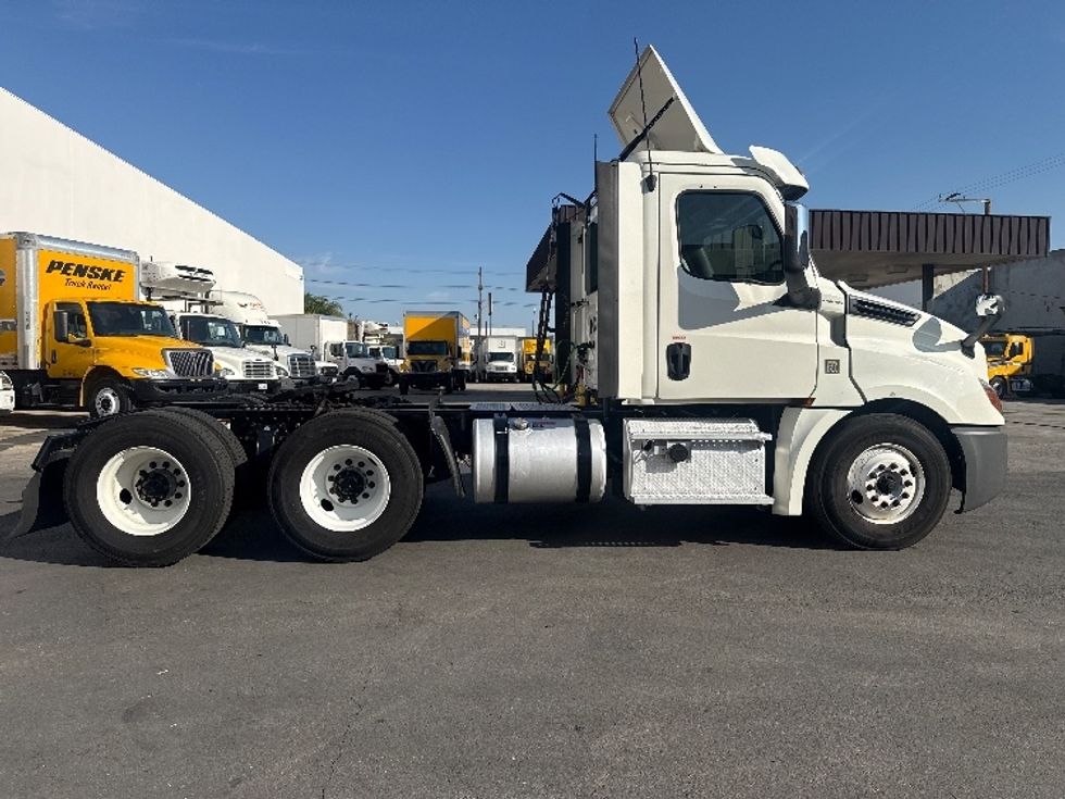 Day Cab Tractor-Heavy Duty Tractors-Freightliner-2018-T12664ST-Vernon-CA-286,445\n\t\tmiles-$ 49,250 - Image 8