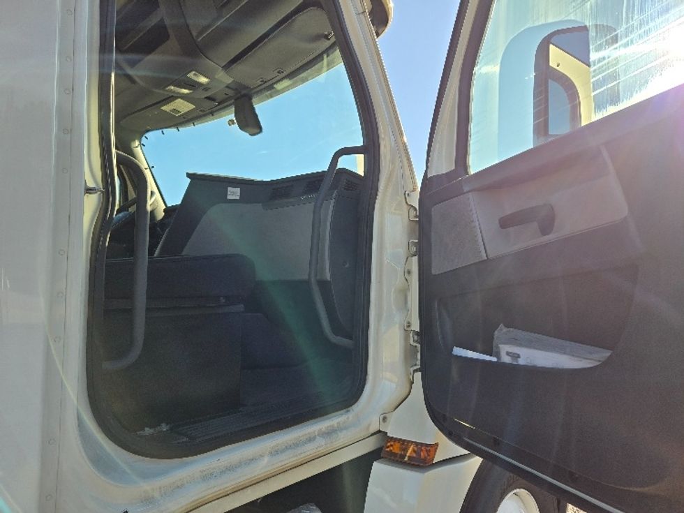 Day Cab Tractor-Heavy Duty Tractors-Freightliner-2018-T12664ST-Villa Rica-GA-216,656\n\t\tmiles-$ 52,750 - Image 12