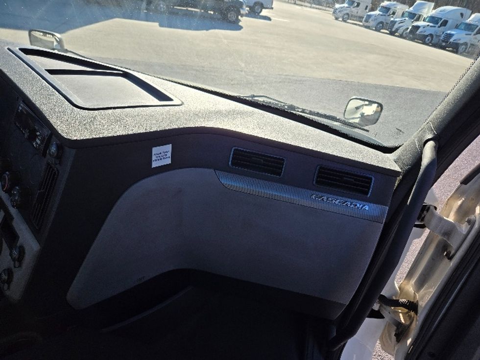 Day Cab Tractor-Heavy Duty Tractors-Freightliner-2018-T12664ST-Villa Rica-GA-216,656\n\t\tmiles-$ 52,750 - Image 13