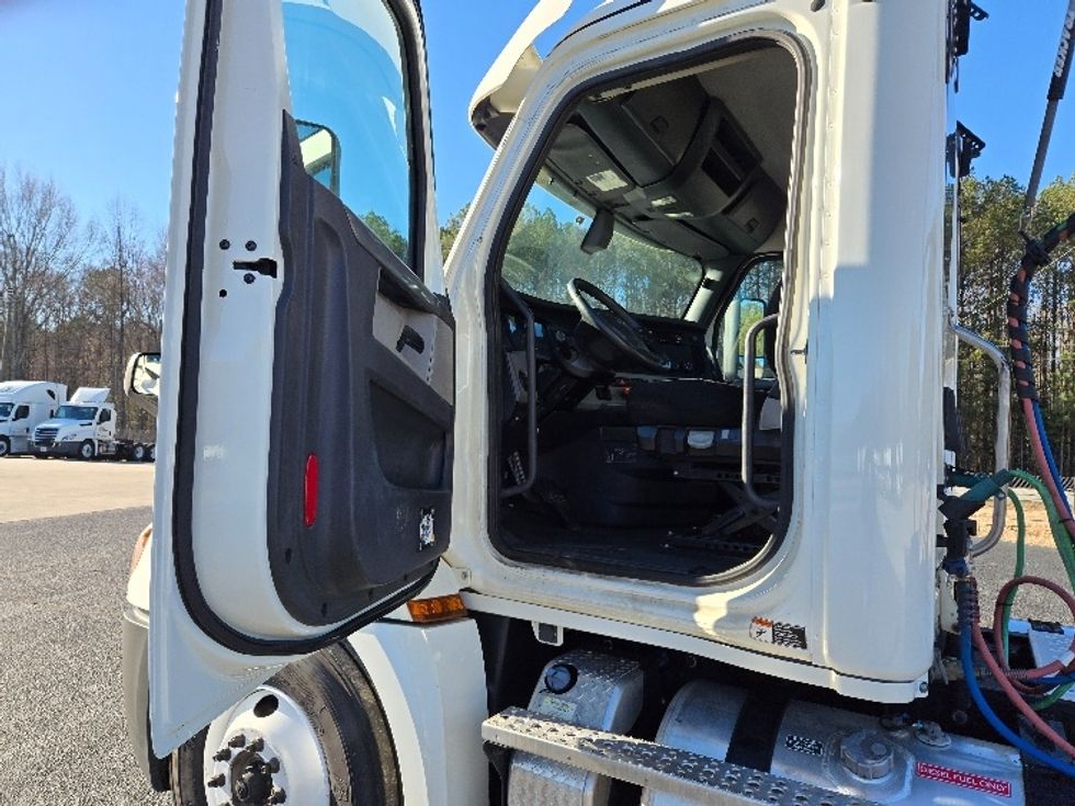 Day Cab Tractor-Heavy Duty Tractors-Freightliner-2018-T12664ST-Villa Rica-GA-216,656\n\t\tmiles-$ 52,750 - Image 9